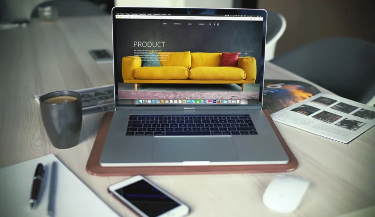 Boutique en ligne affichée sur l'écran d'un ordinateur portable