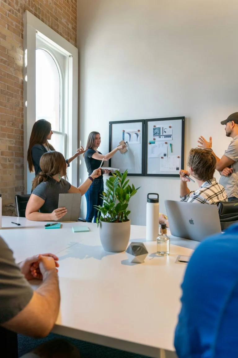 L'équipe de l'agence web YellowTie en réunion de travail