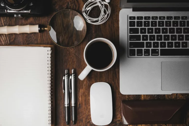 Espace de travail avec ordinateur portable et tasse de café